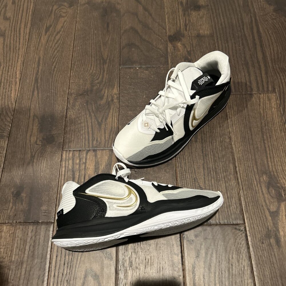 Nike Kyrie Low 5 Basketball Shoes Men's Size 11.5 White/ Gold DJ6012-101